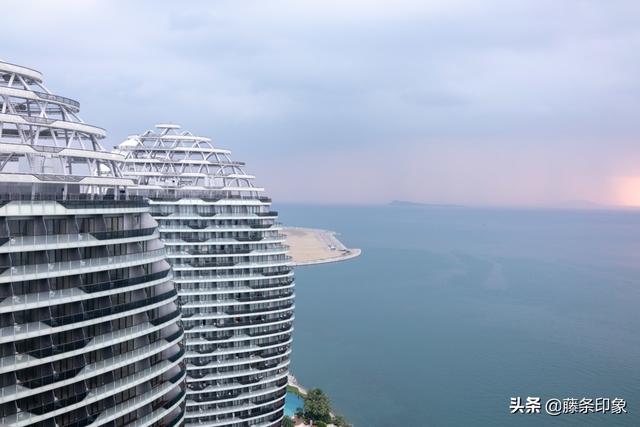 豪华的海市蜃楼建立在沙滩上——sim chi yin