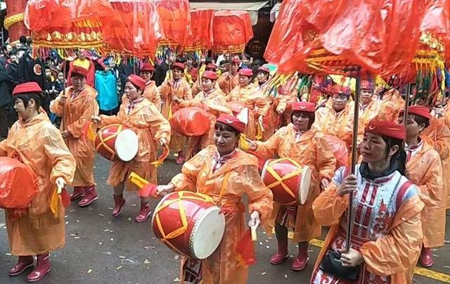 洪濑天香：春雨中数千民众簇拥关公巡游祈福