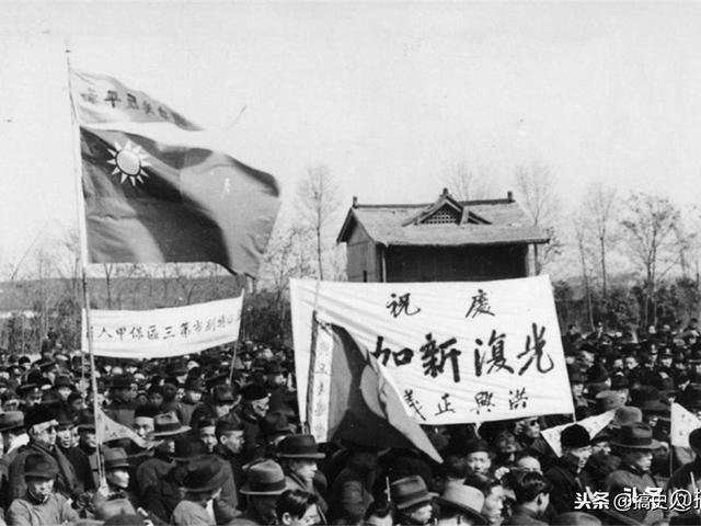 老照片：1942年新加坡被日军占领，逼迫中国百姓举行欢庆陷落仪式