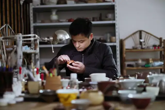 他在淘宝上开了家店：专门用黄金修破碗，订单来自全世界