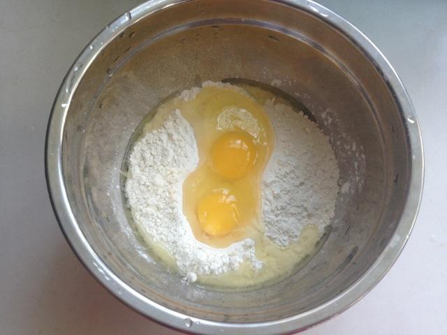 面粉里加2颗鸡蛋，比包子简单，比油条健康，儿子一口一个吃不停