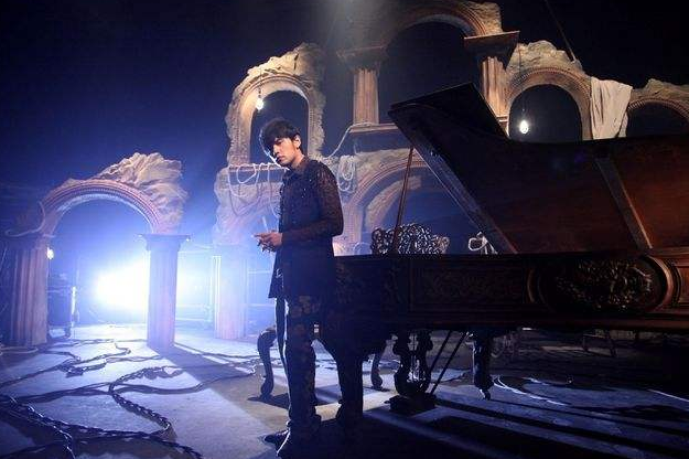 台湾有周杰伦，新加坡有林俊杰，内地有薛之谦，而香港是他