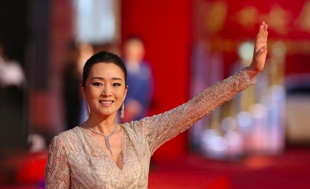 巩俐是新加坡国籍不影响她在电影中扮演郎平，看重她的名望