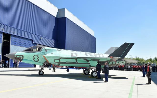 又一国暂停购买F-35，美国气急败坏，欠债不还休想再买