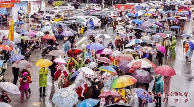 洪濑天香：春雨中数千民众簇拥关公巡游祈福