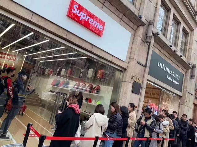 Supreme将在中国维权；Ferragamo利润大跌逾21%；莱尔斯丹去年关店160家