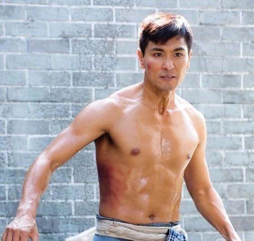 险遭竹棚砸头！TVB视帝为新剧打戏亲身上阵：搞不好又要缝几针了