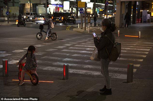 以色列城市街道安装LED交通灯 警示人们不要光看手机