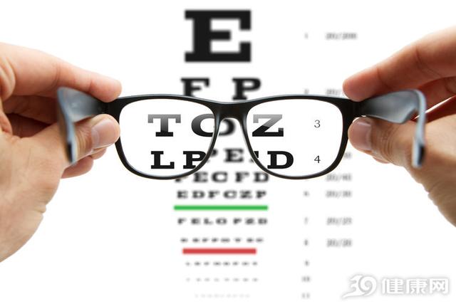 能否让飞涨的近视“停”下来？医生：目前有2个办法！