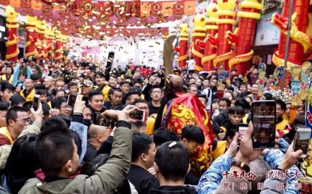 洪濑天香：春雨中数千民众簇拥关公巡游祈福