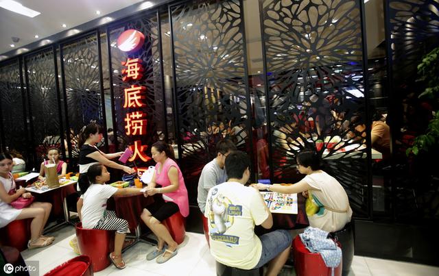 海底捞上市首秀：收入和净利均增长约60%，新开餐厅近200家