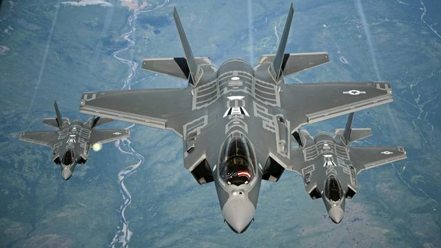 新冠确诊人数破百万，美国空军F-35终于出手，美式精神胜利法？