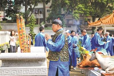 身穿蓝袍 跪拜祖先