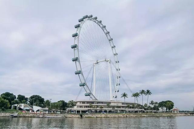 滨海湾，一眼望尽狮城繁华，世界上最美的城市风景不过如此！