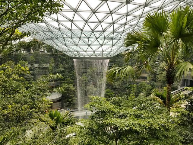 萨夫迪设计的新加坡樟宜机场接近完工，全世界最高的室内瀑布亮相