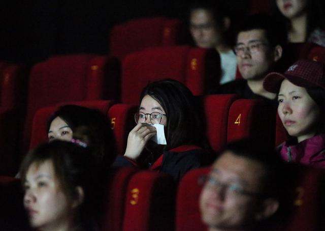 《比悲伤更悲伤的故事》北京首映男女老少泪崩 刘以豪爱心抱抱引尖叫