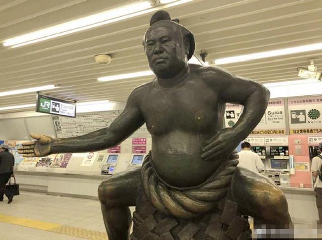 日本铜像撞脸郭德纲，相似程度接近量身定做，网友：明明就是本人