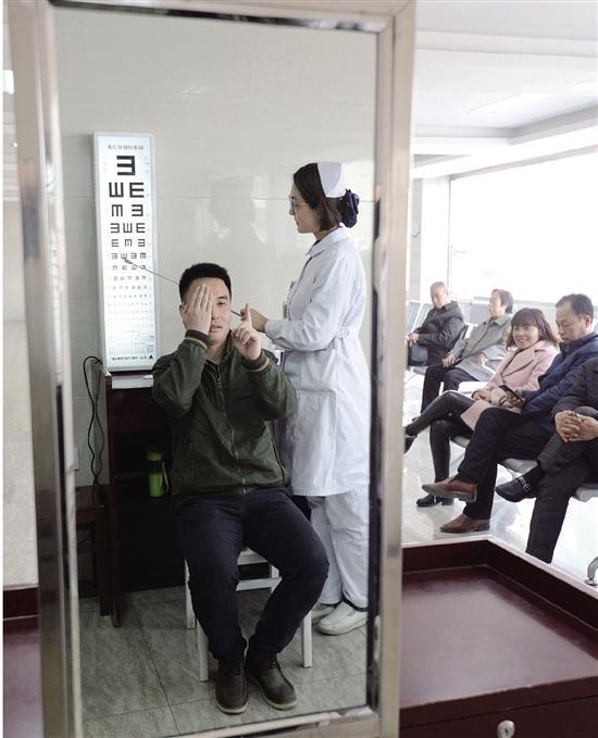 28岁小伙患上青光眼 满世界求医 暗环境中疲劳用眼，乱滴眼药水千万做不得
