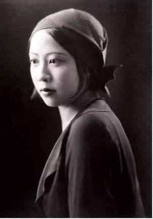 一生两段婚姻，全部草草收场，她余生抛却感情，异国奋斗成赢家