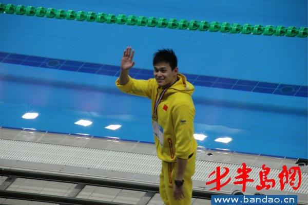 孙杨获男子800米自由泳冠军 傅园慧晋级50米仰泳决赛