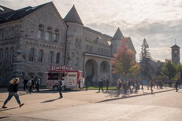“智慧和知识使你处乱不惊”——加拿大女王大学