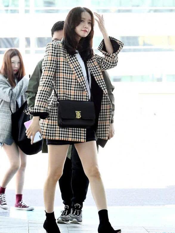 林允儿现身仁川机场！29岁的她白T外搭格子西装，干练又时髦