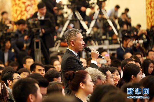 金色大厅里的疾风骤雨与谈笑风生