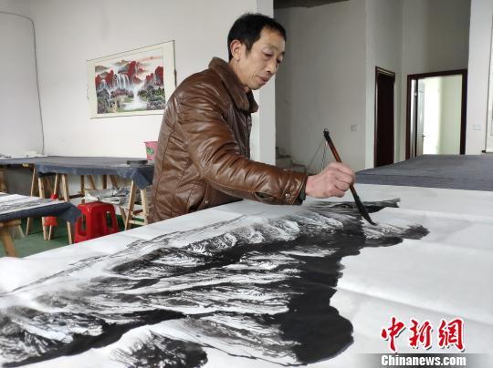 湖南浏阳“农民画师”：扛得起锄头 握得了笔头