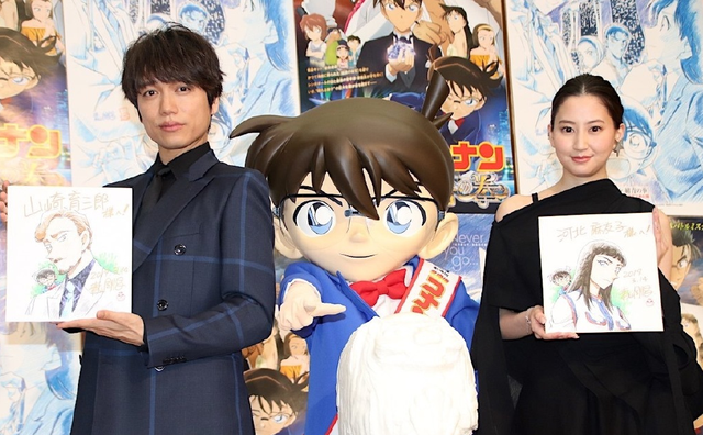 两位日本演员收到青山刚昌亲笔签绘，柯南的表情很亮