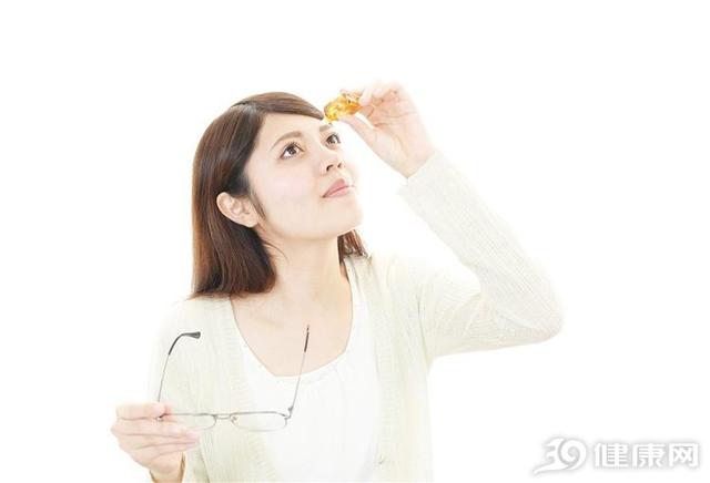 能否让飞涨的近视“停”下来？医生：目前有2个办法！