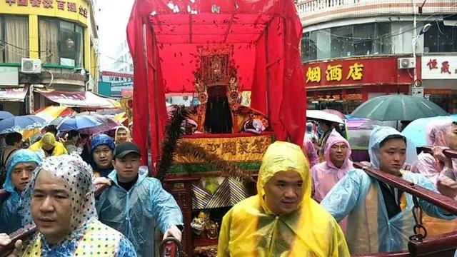 洪濑天香：春雨中数千民众簇拥关公巡游祈福