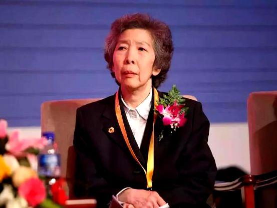 邓公亲拍板的“001号”，美心集团“太子女”一生未婚为了啥？