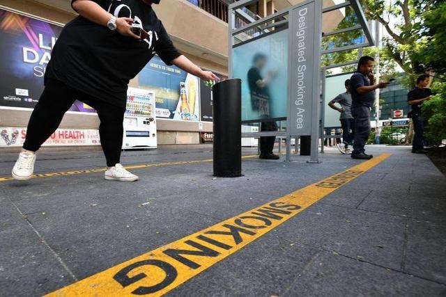 今起新加坡乌节路将对违规吸烟者进行书面警告，和五千元的罚款！