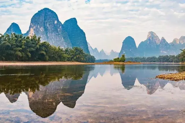 阳朔是个满是山水和风情的小镇，是个让人中毒却无法自拔的温柔乡