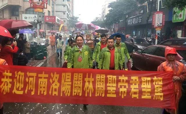 洪濑天香：春雨中数千民众簇拥关公巡游祈福