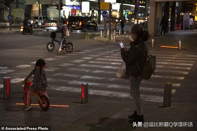 以色列城市安装LED“僵尸交通灯”迫使行人从智能手机上抬起头来