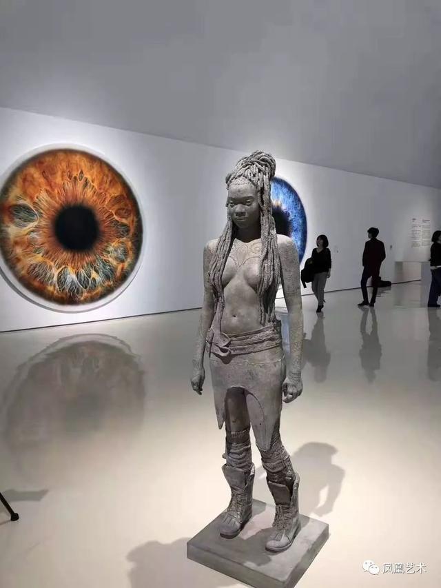 凤凰艺术 专访 | 马克·奎恩：人类的“皮相”与“皮相之下”都岌岌可危