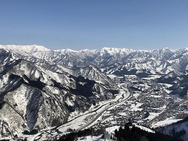 穿过县界长长的隧道，居然真的到雪国了