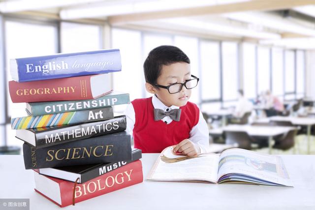 爸爸妈妈的焦虑：幼儿园不提前学英语和写字，上小学成绩会落后吗