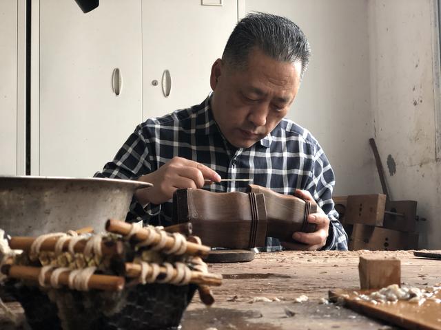 王国兴他是苏州“姑苏二胡王” 新加坡“国母”曾收藏他做的二胡