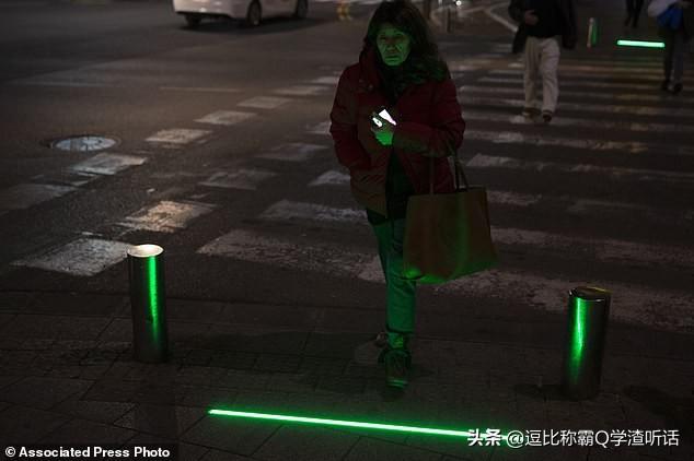 以色列城市安装LED“僵尸交通灯”迫使行人从智能手机上抬起头来