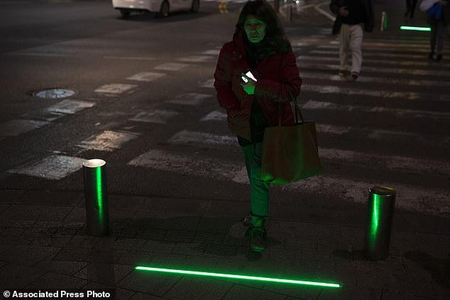 以色列城市街道安装LED交通灯 警示人们不要光看手机