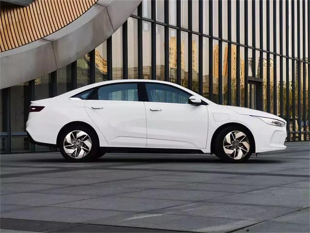 实拍|北欧“极简风”吉利几何A营造数字感 4月11日新加坡上市