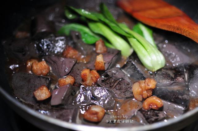 一碗油渣待饭饱，红了血旺，绿了薹苗