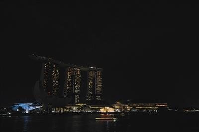 “地球一小时”开启 各地地标建筑关灯