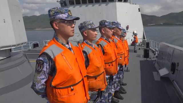 威武！岳阳舰今天上午抵达马来西亚，即将接受国际检阅