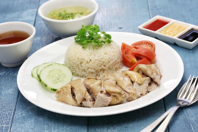 新加坡美食天堂的背后：从业者年龄近60、每天酷热厨房工作16小时