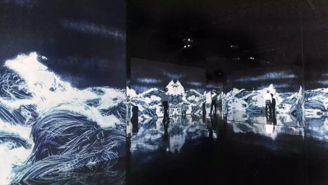 2019年三城三展的 teamLab 首从上海带人突破边界，带人飞