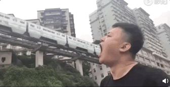 在重庆吃轻轨、在意大利舔斜塔，景点游也有必拍pose～