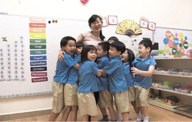 新加坡幼儿园广受父母赞扬，幕后之人却被大家忽视了